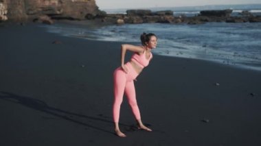 Genç Kafkasyalı kadın bacak egzersizleri yapıyor..