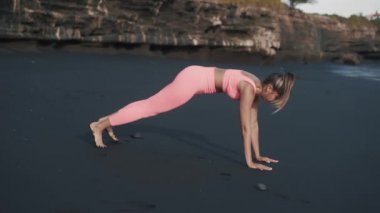 Bacak egzersizi yapan genç, güzel beyaz tenli, yatkın pozisyonda..