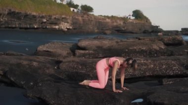 Sıkı spor giyim giymiş seksi bir kızın yan görünüşü bacaklarını ve kalçalarını esnetecek..