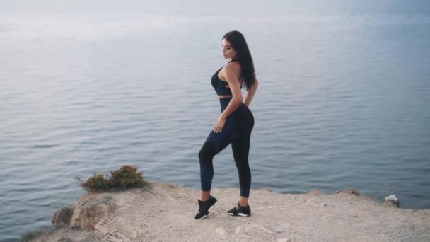 Zwolniony ruch szczupły sexy młody kaukaski kobieta stoi na w klifie — Wideo stockowe