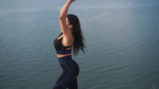 Повільний рух красива струнка сексуальна біла жінка насолоджується морським повітрям — стокове відео