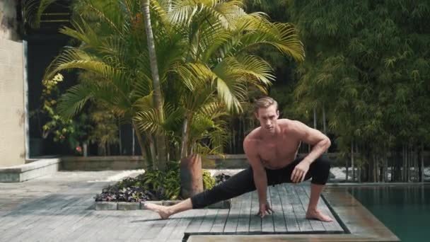 健美的高加索健美男子做瑜伽和伸展肌肉. — 图库视频影像