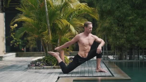 Fitness caucásico hombre deportivo haciendo yoga y estiramiento de los músculos. — Vídeos de Stock