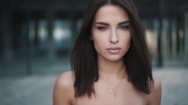 Genç bir kadının yavaş çekilen portresi sadece kameraya bakıyor..