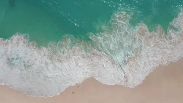 Vista aérea das ondas azuis do oceano batendo na praia de areia branca — Vídeo de Stock