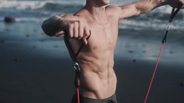 Fitness atletizm, beyaz erkek pazıları, trisepsler ve kolların videolarını kapat..