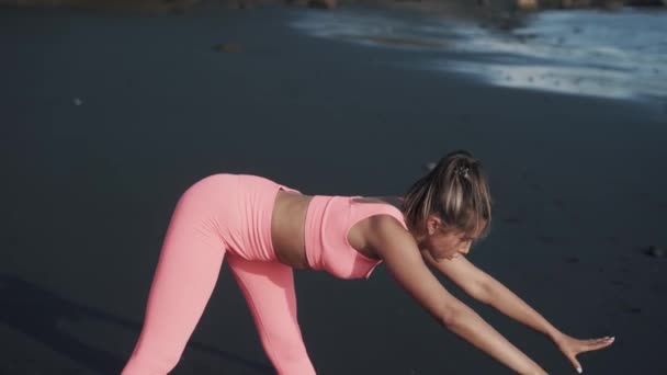 Close up three-quarter of young woman doing abs exercises at the seashore. — Stock Video