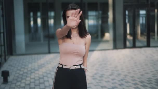Portræt slowmotion video af ung kvinde ser strengt til kameraet. – Stock-video