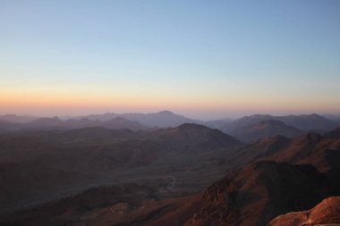 Mısır 'ın en yüksek dağı olan Musa Dağı' nın tepesinde güneş doğuyor. Tasarımınız için bir fikir.