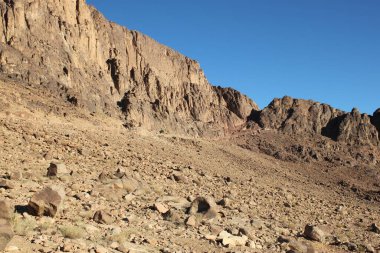 Mısır 'ın en yüksek dağı olan Musa' nın dağlarında asılıydı. Tasarımın için bir fikir.