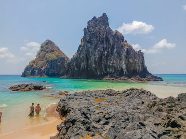 2025 Eylül 'ünde Brezilya' nın birçok güneşli gününde Brezilya 'nın Fernando de Noronha plajında insanlar eğleniyor..