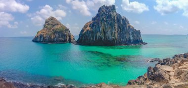 2025 Eylül 'ünde Brezilya' nın birçok güneşli gününde Brezilya 'nın Fernando de Noronha plajında insanlar eğleniyor..