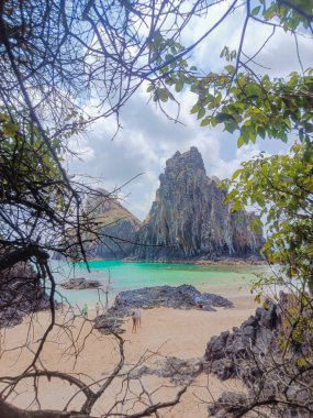 2025 Eylül 'ünde Brezilya' nın birçok güneşli gününde Brezilya 'nın Fernando de Noronha plajında insanlar eğleniyor..