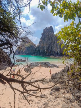 2025 Eylül 'ünde Brezilya' nın birçok güneşli gününde Brezilya 'nın Fernando de Noronha plajında insanlar eğleniyor..