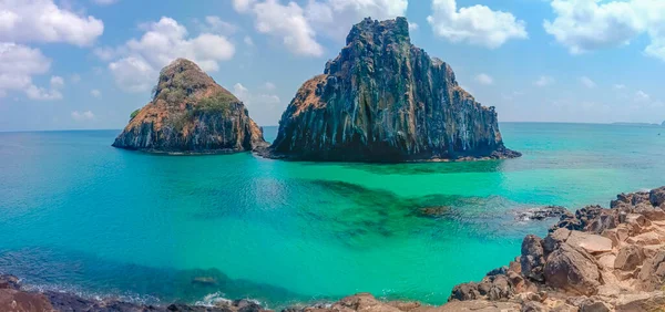 2025 Eylül 'ünde Brezilya' nın birçok güneşli gününde Brezilya 'nın Fernando de Noronha plajında insanlar eğleniyor..