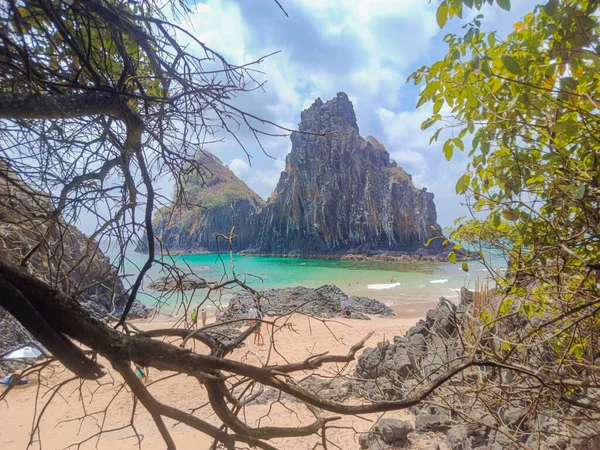 2025 Eylül 'ünde Brezilya' nın birçok güneşli gününde Brezilya 'nın Fernando de Noronha plajında insanlar eğleniyor..