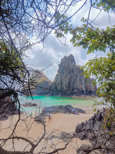 2025 Eylül 'ünde Brezilya' nın birçok güneşli gününde Brezilya 'nın Fernando de Noronha plajında insanlar eğleniyor..