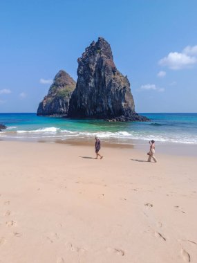 2025 Eylül 'ünde Brezilya' nın birçok güneşli gününde Brezilya 'nın Fernando de Noronha plajında insanlar eğleniyor..