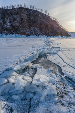 Buz crak ve ağaçları ile kaya