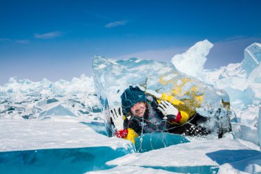 Buz blok içinde donmuş kız