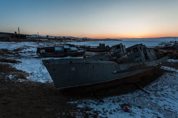 Verlassene Schiffe an der Baikalküste — Stockfoto