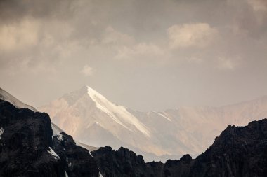 Güzel dağ manzarası ile karlı Zirvesi
