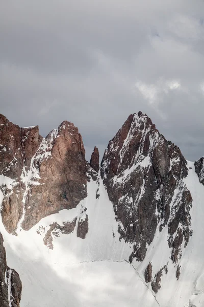 Mountain view med skarpa toppmöten — Stockfoto