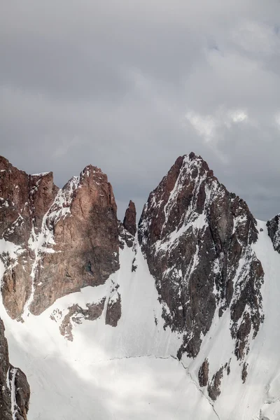 Mountain view keskin zirveleri ile