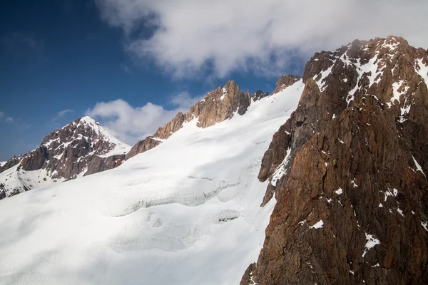 Snöiga glaciär och rock vägg i Tian Shan mountains — Stockfoto