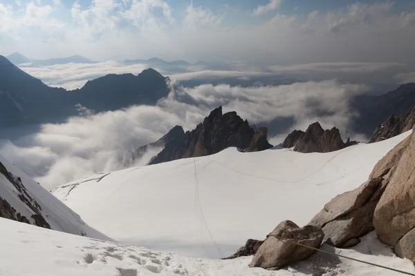 Mooi uitzicht op de bergen van top boven de wolken — Stockfoto