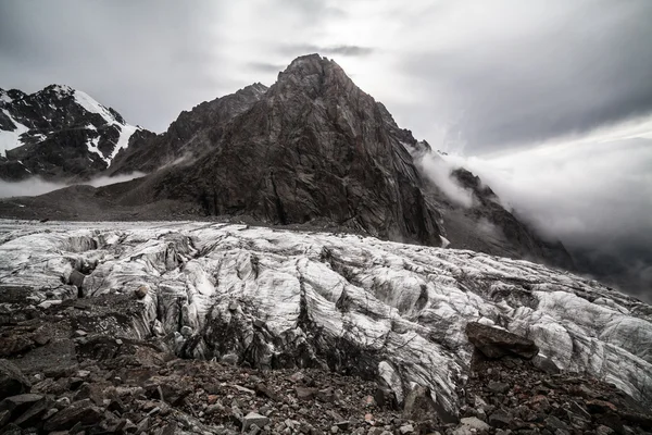 Paesaggio montano drammatico — Foto Stock