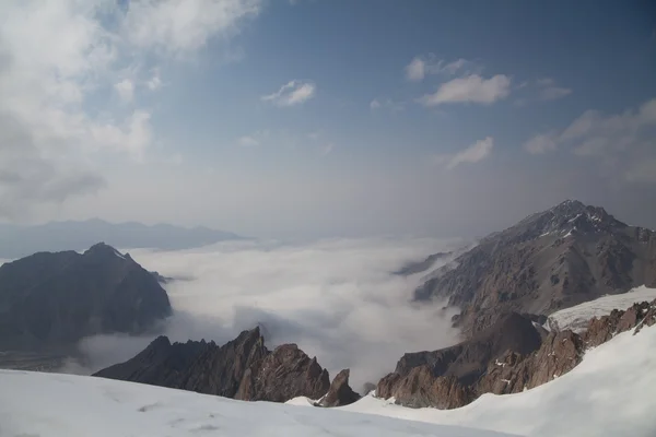 Mooi uitzicht op de bergen van top boven de wolken — Stockfoto