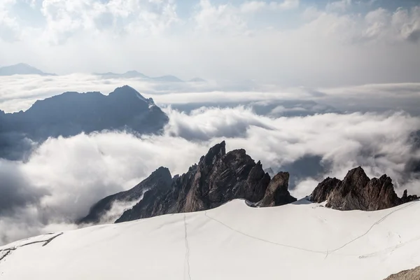 Mooi uitzicht op de bergen van top boven de wolken — Stockfoto