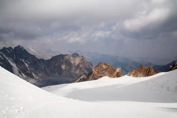 白雪皑皑的冰川和山 — 图库照片