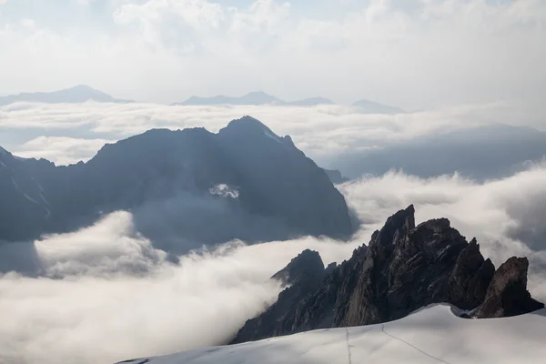 Mooi uitzicht op de bergen van top boven de wolken — Stockfoto