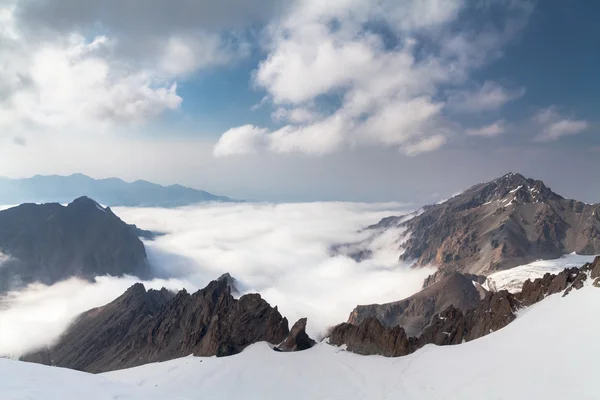 Mooi uitzicht op de bergen van top boven de wolken — Stockfoto