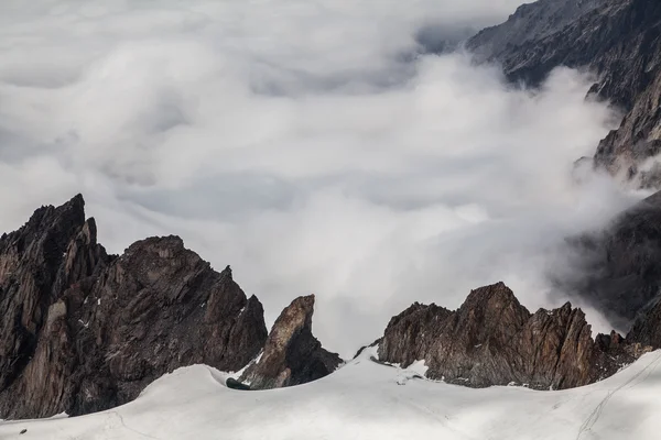 Mooi uitzicht op de bergen van top boven de wolken — Stockfoto