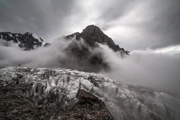 Paesaggio montano drammatico — Foto Stock