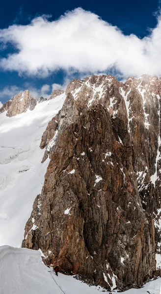 Panorama verticale delle montagne con scalatore — Foto Stock