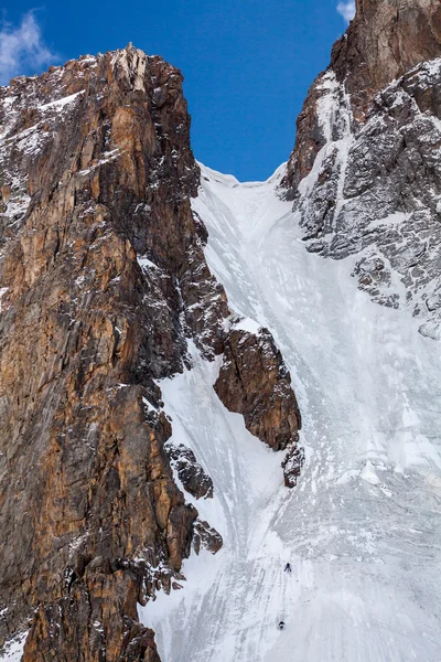 Dos escaladores en la pared de hielo —  Fotos de Stock