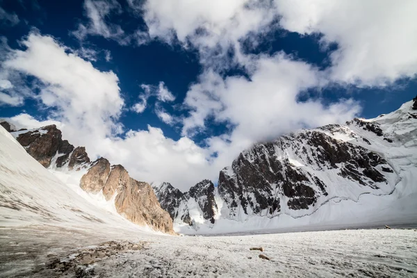 Bellissimo paesaggio montano — Foto Stock