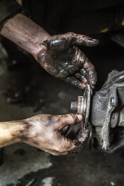Samochód naprawić człowieka pracy — Zdjęcie stockowe