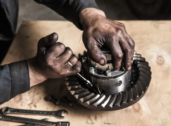 Arbeiter mit schmutzigen Händen — Stockfoto