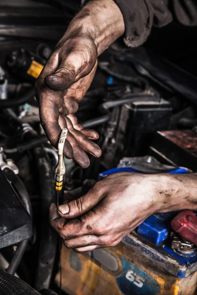 Vieze man handen en automotoren — Stockfoto