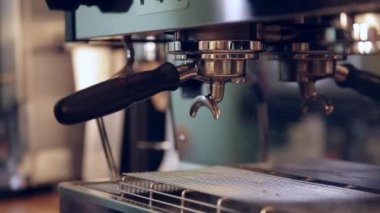 Bir kahve dükkanında espresso bardak hazırlanıyor