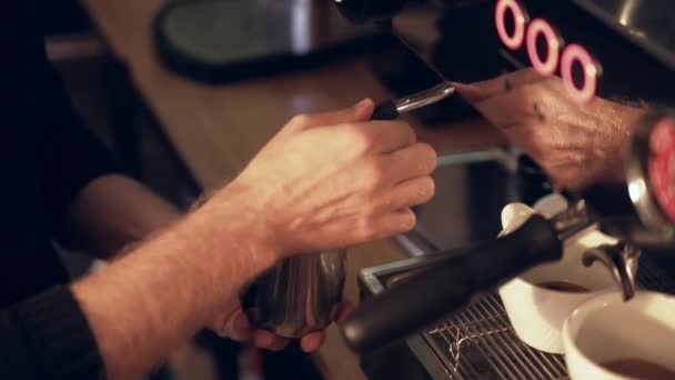 Barista ångande mjölk för en latte eller cappuccino — Stockvideo