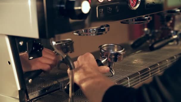 Barista bereitet Filter im Halter für Lungo-Kaffee zu — Stockvideo