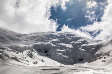 Buz, kar, gökyüzü ve Pamir Dağları