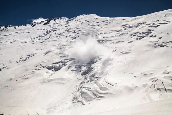 Лед, снег, небо и горы в Памире — стоковое фото
