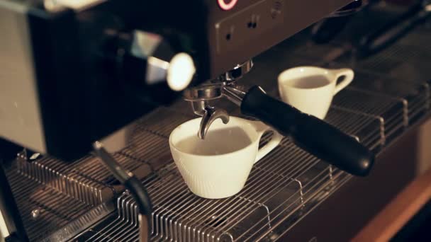 Preparando xícaras de café expresso em uma cafeteria — Vídeo de Stock